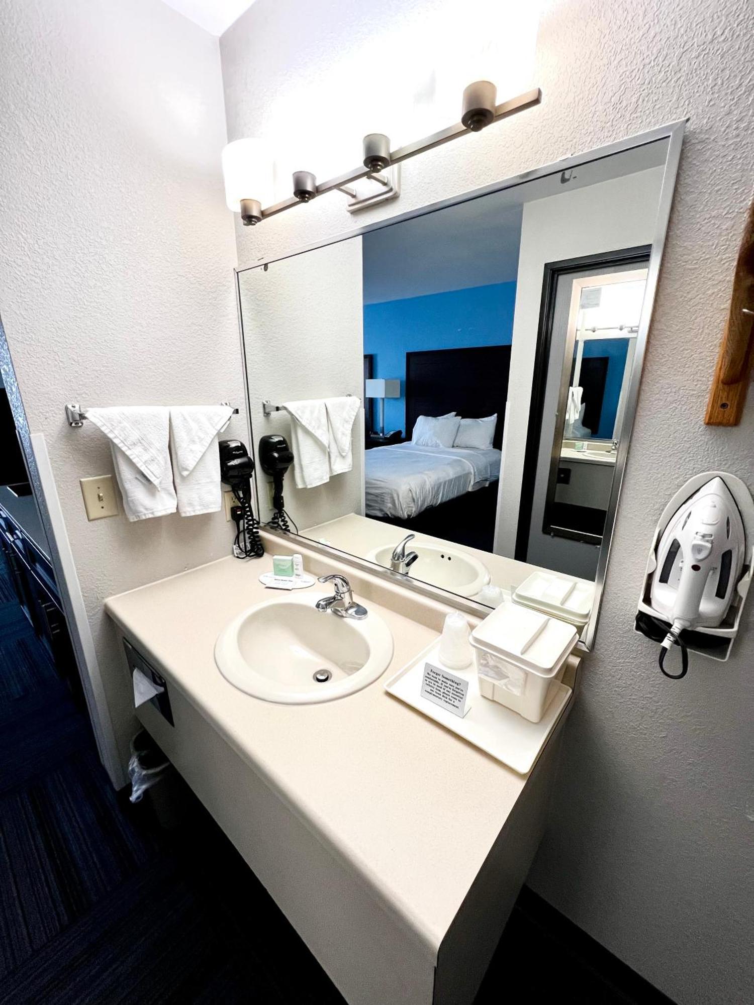 Baymont By Wyndham Marinette Hotel Ngoại thất bức ảnh