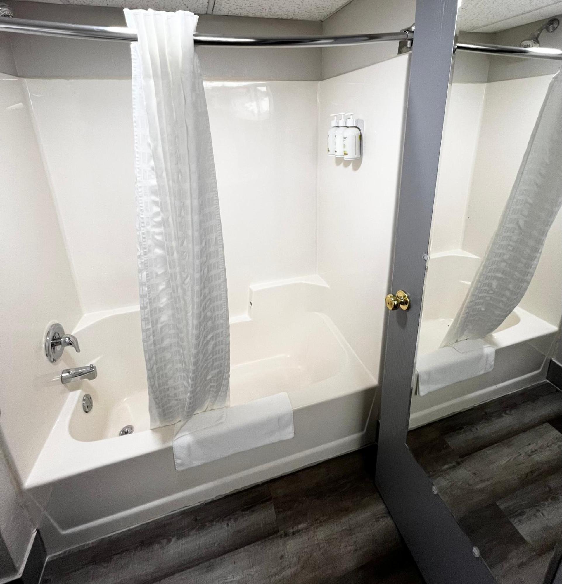Baymont By Wyndham Marinette Hotel Ngoại thất bức ảnh